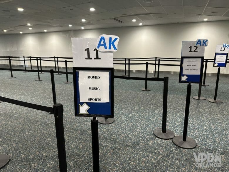 Divisões de filas por grupos de hotéis da Disney, na área da Mears Connect no aeroporto.