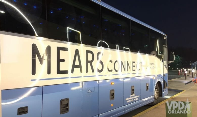 Fachada do ônibus da Mears Connect por fora. O ônibus é azul com uma faixa branca onde está escrito "Mears Connect"