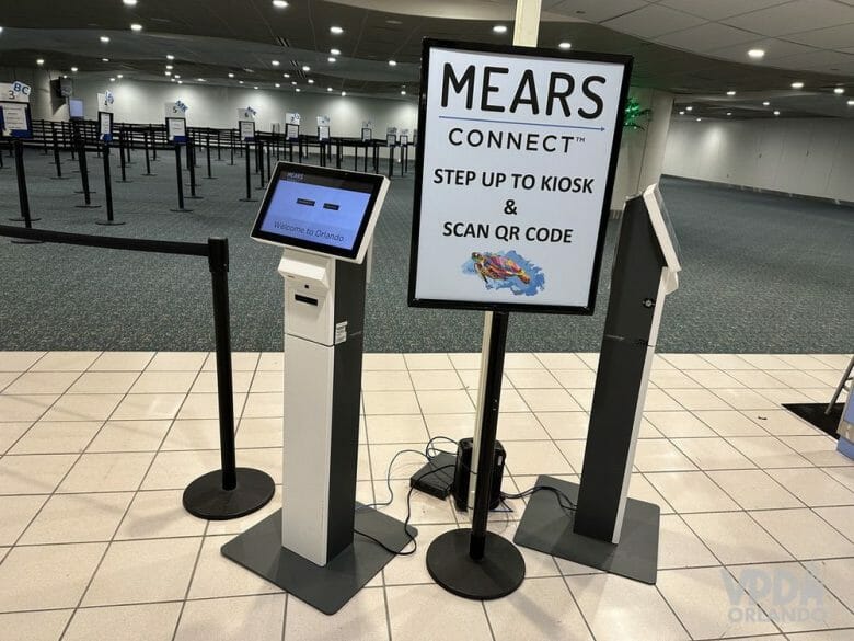 Totém da área da Mears Connect no Terminal B do aeroporto de Orlando