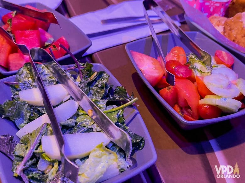 Foto das saladas do restaurante, uma de folhas, outra de tomate e outra de melancia.