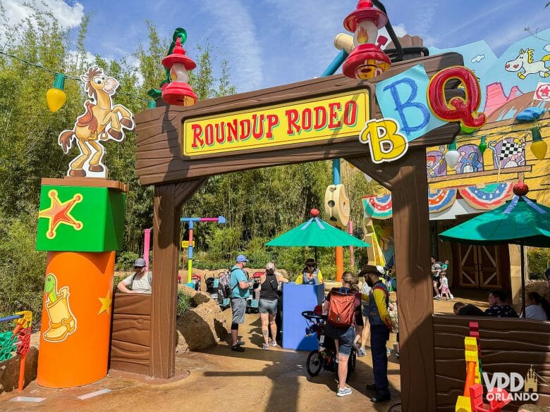 Entrada do Roundup Rodeo BBQ, com placas temáticas de Toy Story na entrada.