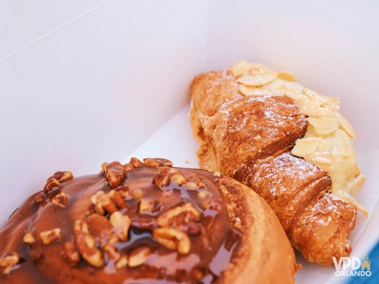 Sticky Bun (um folhado com canela, nozes e caramelo) e croissant de amêndoas.