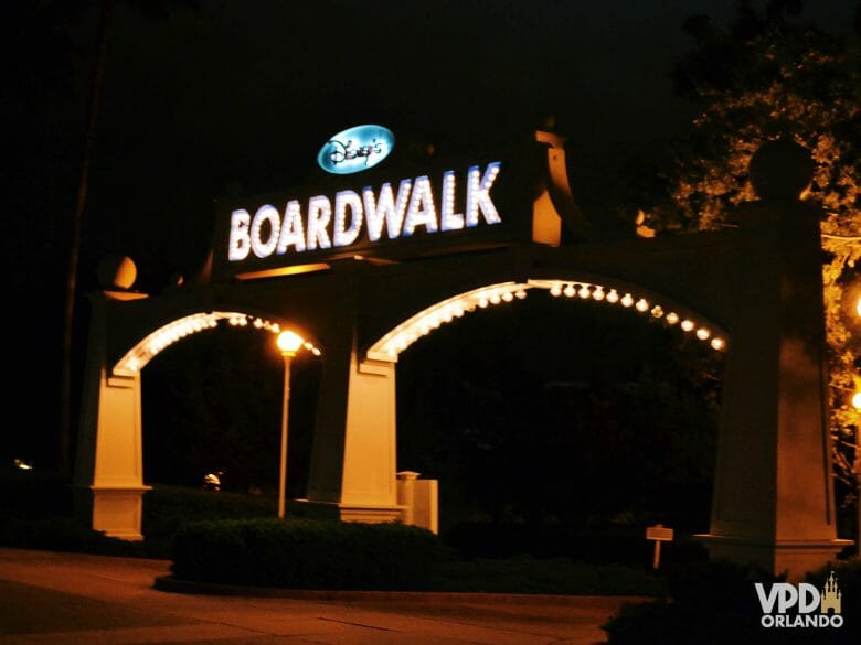 Entrada do Boardwalk Inn, hotel onde ao fundo, fica o Disney's Boardalk.
