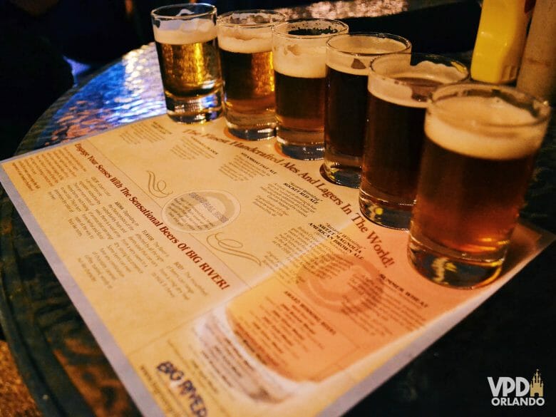 Degustação de cervejas artesanais no Big River Grille, no Boardwalk.