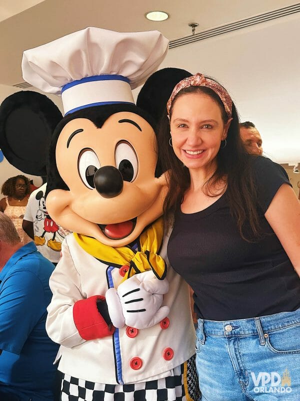 Foto da renata com o mickey vestido de chef, com chapéu e avental 