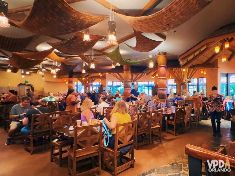 Foto do espaço do restaurante, todo de madeira e bem cheio de visitantes 
