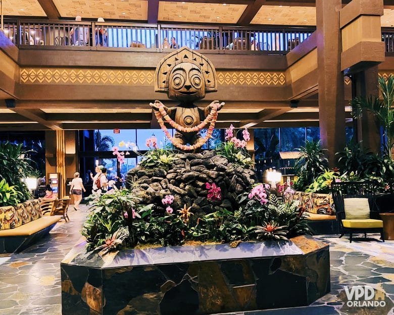 Estátua no lobby do Polynesian