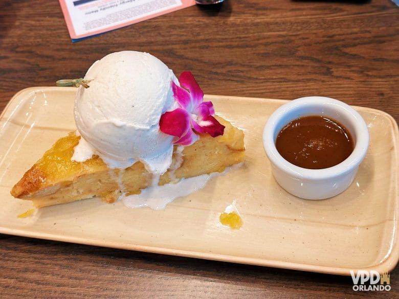 Foto do bread pudding do Kona Café, restaurante do Polynesian que serve esse doce com sorvete e calda de caramelo.