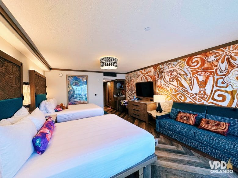 Quarto da Moana no Polynesian, com mural cheio de detalhes dos personagens.