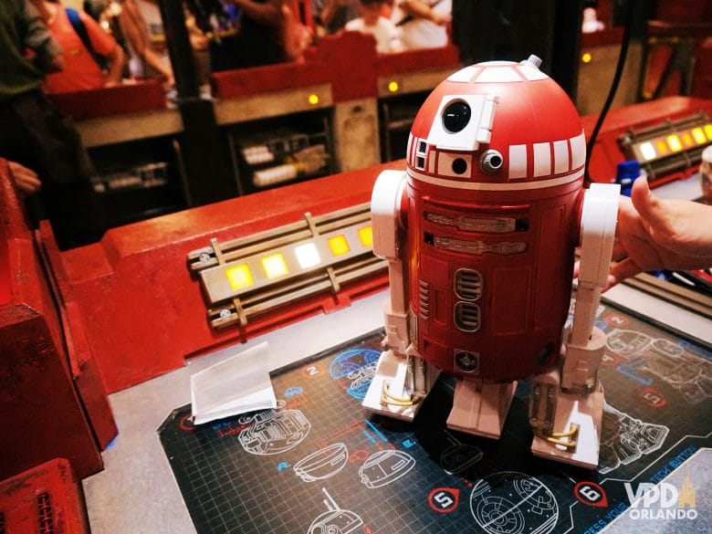 Foto do droid que a Renata montou, chamado de R-VPD, vermelho com detalhes em branco 