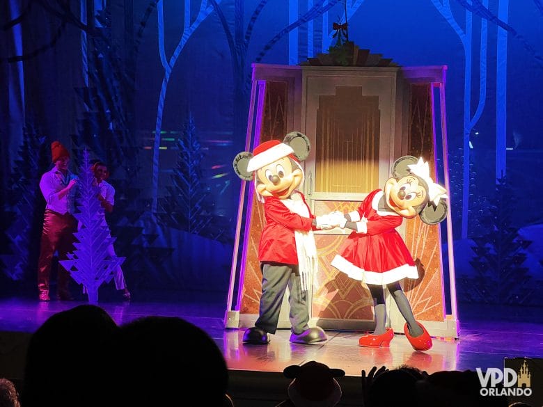 foto do mickey e da minnie durante o show holidays in hollywood, com roupinhas de natal.