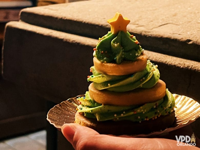 foto de um cookie em formato de árvore de natal, com frosting verde e biscoitos pelo meio. 