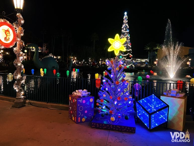 foto do lago do hollywood studios com a árvore de natal na frente.