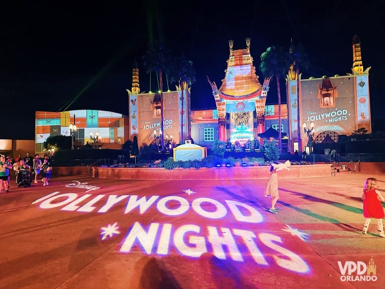 Foto do teatro chinês do hollywood studios com projeções com o logo do Jollywood Nights