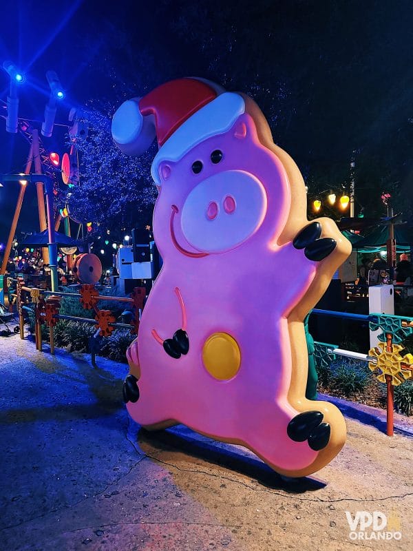 foto do porquinho de toy story na entrada da toy story land, com temática de natal.