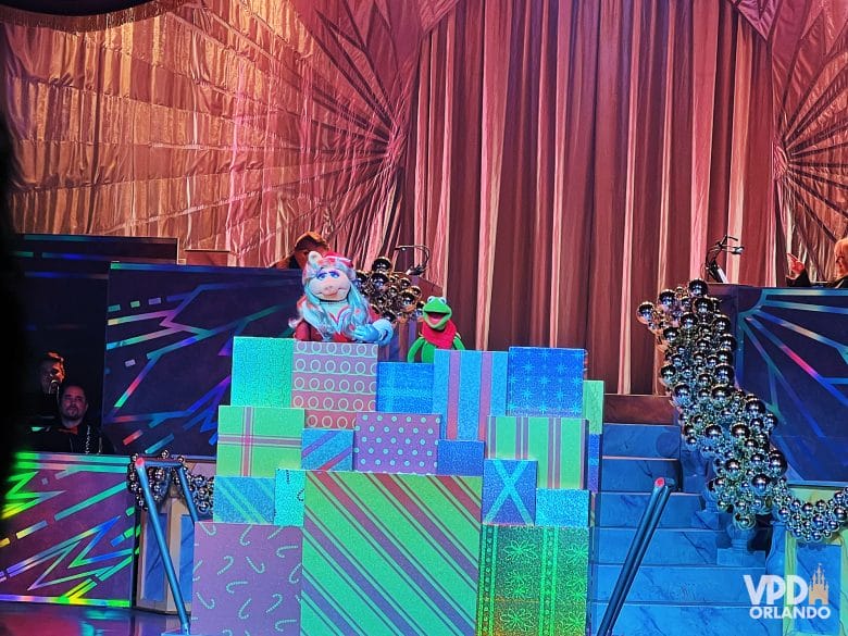 foto da miss piggy e do kermit cercados por presentes no palco do show holidays in hollywood