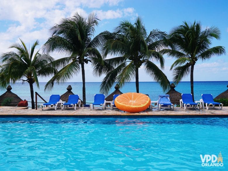 Piscina e mar ao fundo, em um resort em Cozumel. 
