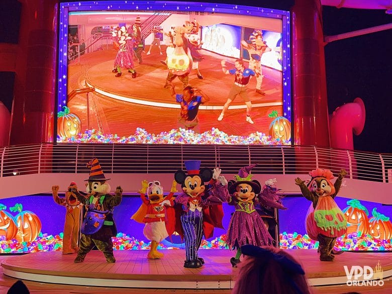 Imagem do show de Halloween que acontece em alguns cruzeiros da Disney em Setembro e Outubro. 