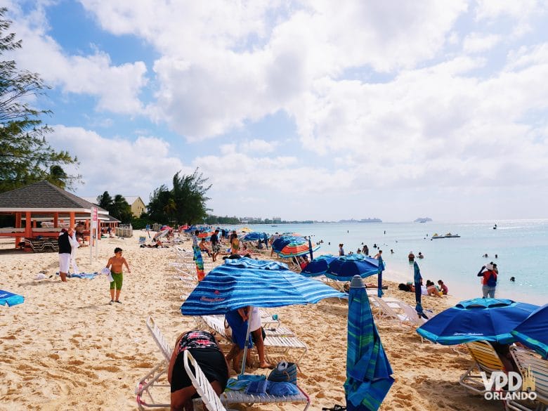 Um pouquinho da Seven Mile Beach, em Grand Cayman.