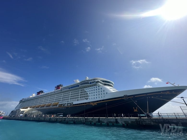 Navio Disney Dream atracado em Bermuda. 