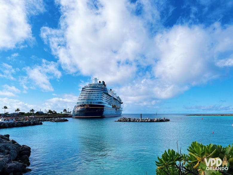 Navio Disney Wish em Castaway Cay, uma das ilhas da Disney.