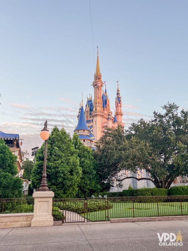 foto do castelo do magic kingdom no amanhecer. o seguro viagem latam te ajuda a viajar mais tranquilo.