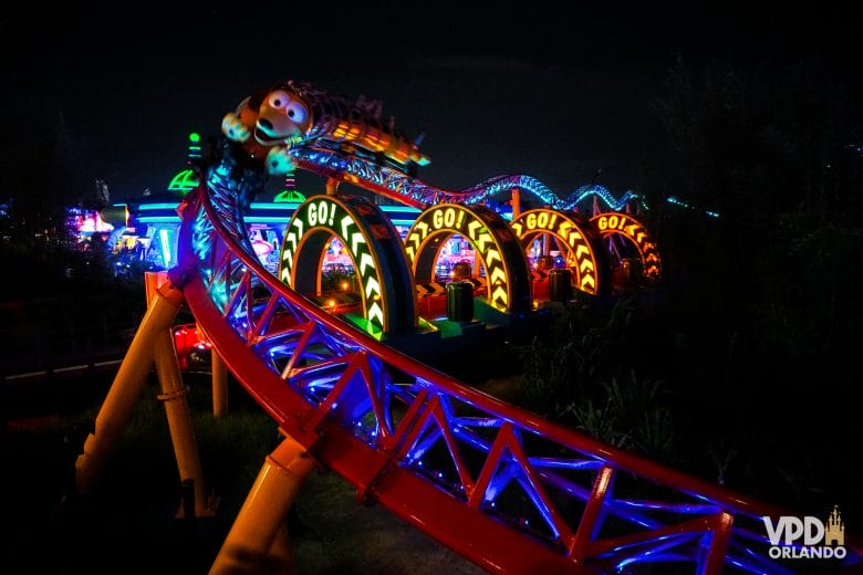 slinky dog dash à noite, iluminado em várias cores. ele fica aberto durante o after hours.