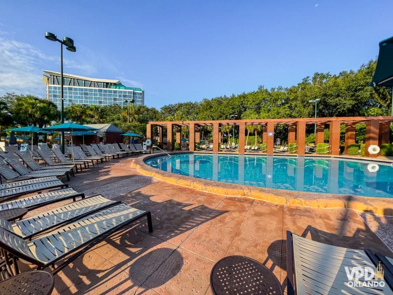 Foto de uma piscina do Dolphin com espreguiçadeiras ao redor.