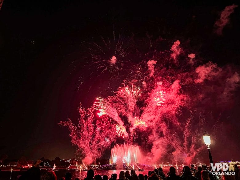 Foto do show de fogos Luminous, com fogos vermelhos em cima do lago do Epcot.