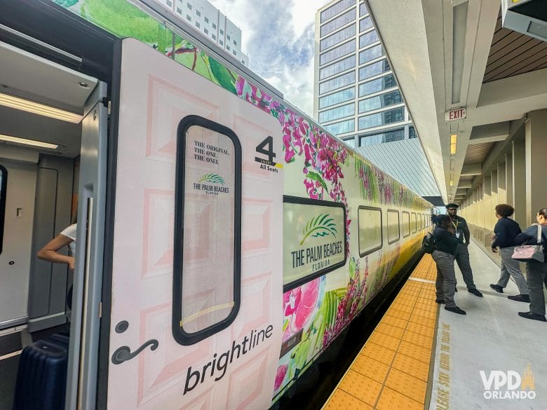 trem brightline parado na estação