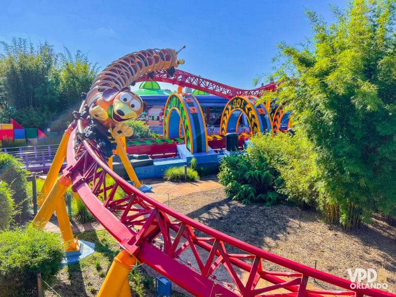 Montanha russa do Slinky é infantil, mas super divertida! Foto da montanha-russa Slinky Dog Dash, no Hollywood Studios. O carrinho é o Slinky, o cachorro de Toy Story. 