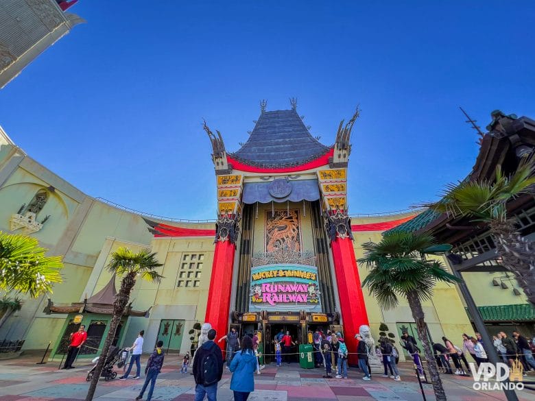 Fachada da atração Mickey & Minnie's Runaway Railway no Hollywood Studios