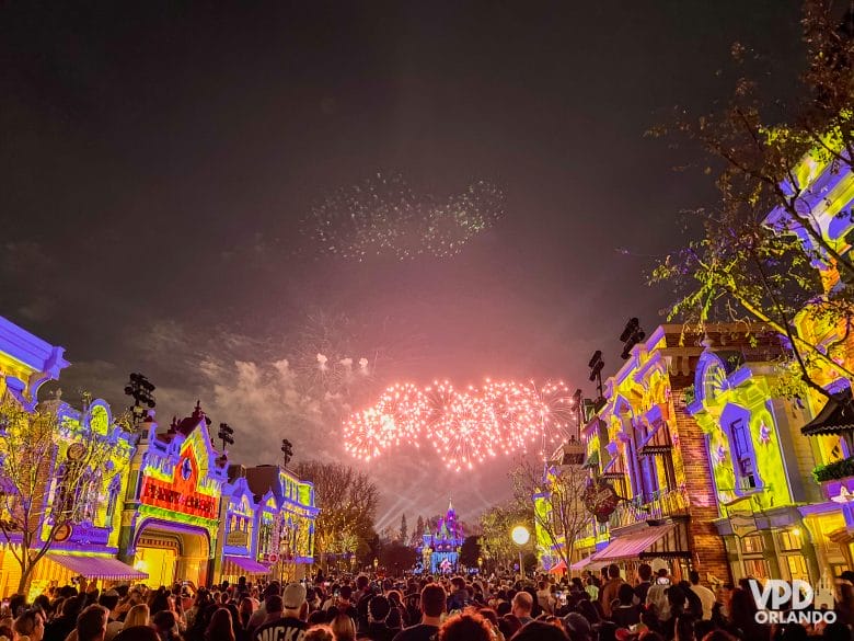 foto do show noturno de fogos na disneyland california