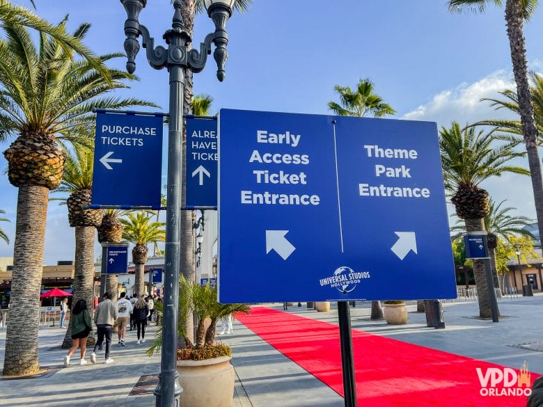 Placas indicando o early access do Universal Studios Hollywood