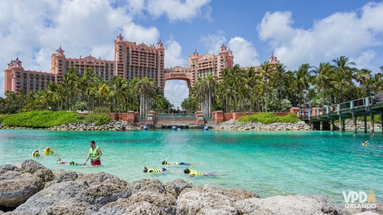 pessoas nadando em piscina natural dentro do hotel Atlantis, nas Bahamas