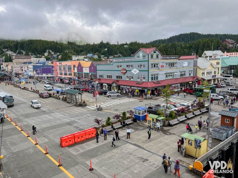 porto da cidade de Ketchikan com pessoas, ruas e lojas