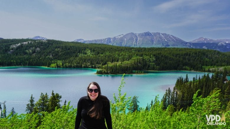 paisagem com lago e montanhas em uma parada de passeio em Skagway, Alasca.