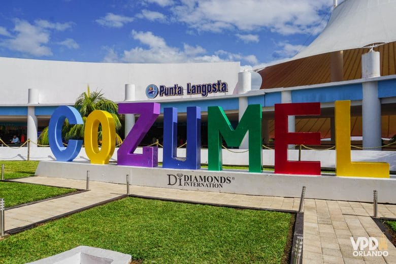 placa escrita Cozumel na entrada do porto no México.