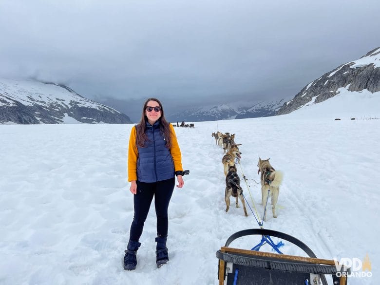 passeio de trenó com cachorros em montanha nevada no Alasca.