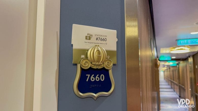 corredor do navio Disney Wish com cartão pendurado na entrada da cabine