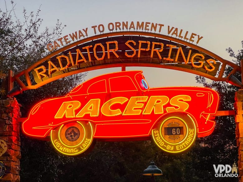 placa de entrada da atração radiator springs racers, no disney california adventure.