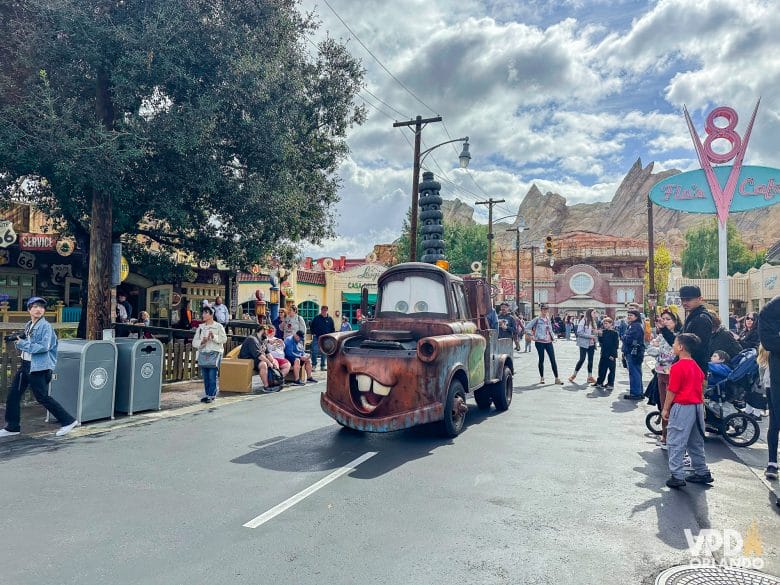 foto do personagem de carros na cars land do disney california adventure