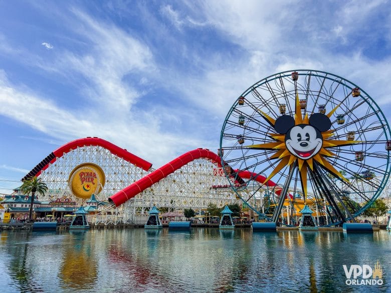 Foto da montanha-russa da Pixar e da roda gigante, ícones do Disney California Adventure