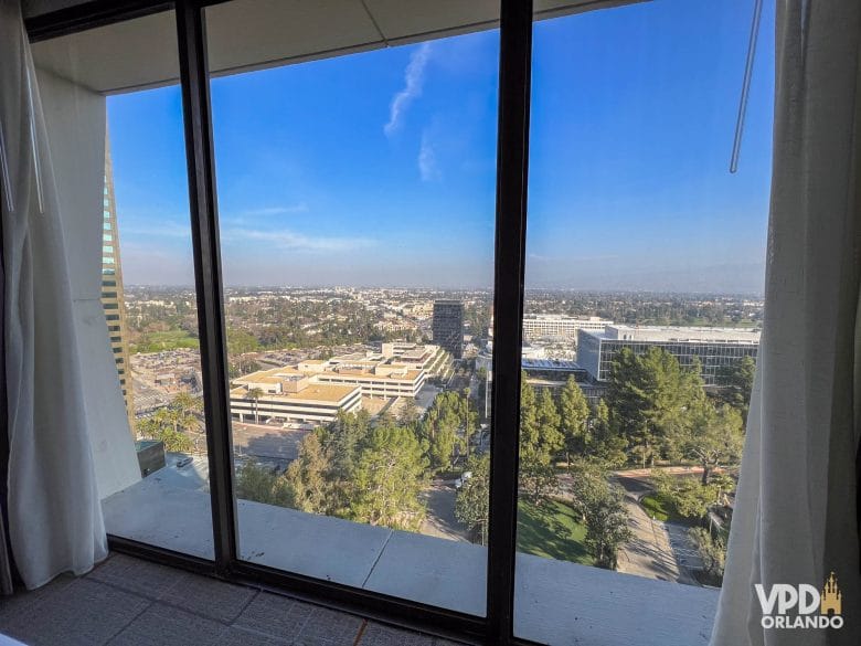 Janela do quarto do hotel Sheraton Universal com vista da cidade de Los Angeles.