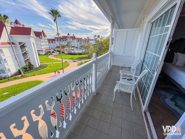 varanda do grand floridian com duas cadeiras brancas e prédios brancos com telhados vermelhos ao redor
