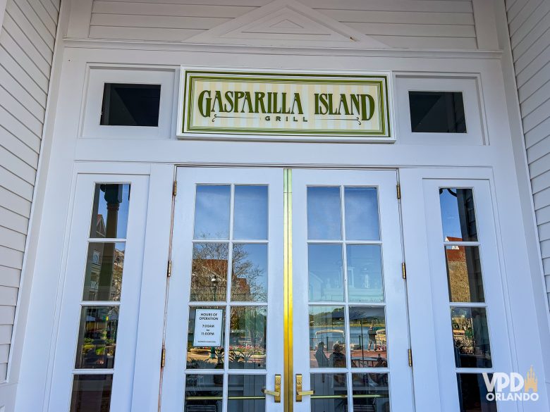 porta do gasparilla island grill, com uma placa com este nome.