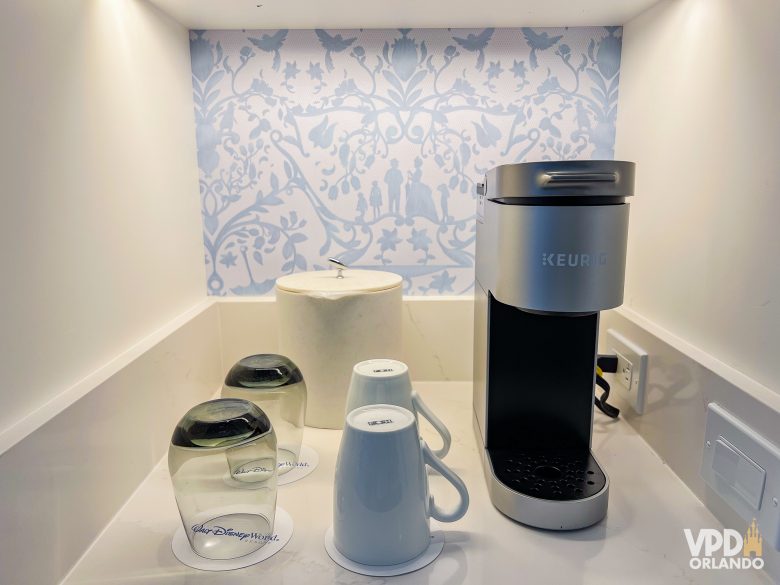 cafeteira keurig com dois copos de vidro e duas canecas
