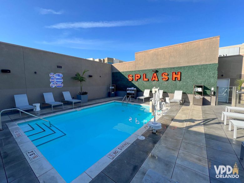 piscina ao ar livre do hotel, em um dia de céu azul