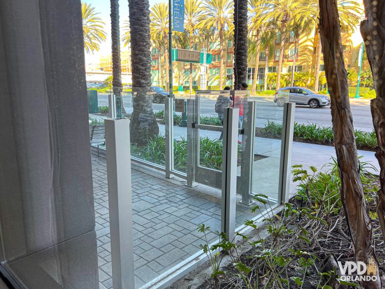 Saída alternativa do hotel para encurtar caminho até o parque.