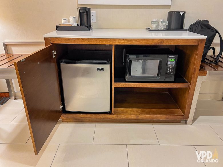 área de amenidades do quarto, com frigobar, cafeteira e microondas.